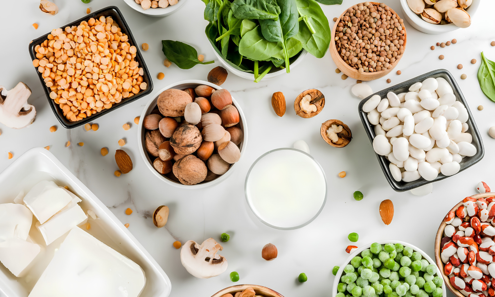 Protein đóng vai trò xây dựng cấu trúc sợi tóc, nên có mặt trong mỗi bữa ăn qua thịt, cá, trứng, đậu