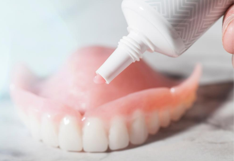 Keo dán răng giả Long Châu có bán không? Gợi ý địa chỉ uy tín